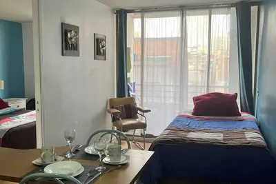 Image de Warm 1 bedroom apt. 1 bedroom apartment half a block from Sta. lucia subway station.