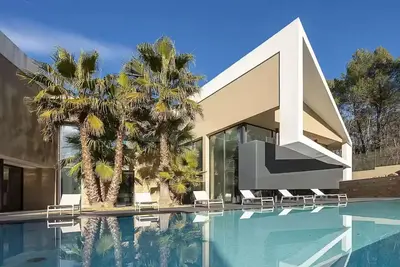 Image de Villa d’Architecte avec Piscine Miroir et jardin – Sérénité et Nature à Fayence