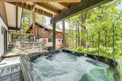 Image de Walk to Diamond Peak: Luxe Chalet w/ Mtn-View Deck