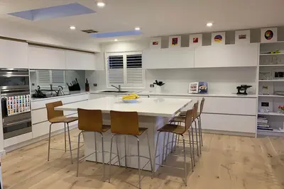 Image de Roomy Duplex with water views. Steps away from Castle Rock Beach