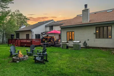 Image de Lakeside Haven | Ping Pong, Fire Pit & Mins to Big Boulder & Lake Harmony