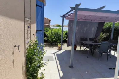 Image de Maison dans résidence avec piscine personnelle. Habitation agréable et tranquille
