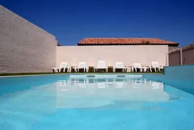 Image de Maison moderne et climatisé avec grande terrasse privative et piscine à partager