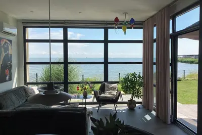 Image de Modern chalet in the first row on Enkhuizer beach with exceptional sea views