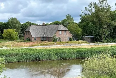 Image de Charming Holiday Apartment in Reetdachhaus Bongsiel, Ockholm