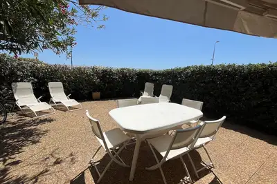 Image de T3 climatisé en rez-de-jardin avec parking privé à Sète