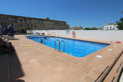 Image de Ap Els Pins, ideal para tus vacaciones cerca del mar, wifi gratuito, aire acondicionado, piscina comunitaria, se admiten mascotas, playa para perros