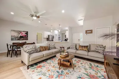 Image de Stylish home perfect for couples or a family getaway.