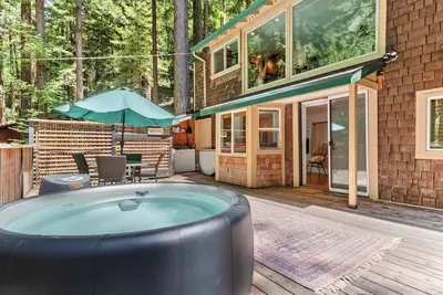 Image de Redwood Cabin w/ Hot Tub | Canyon View | Dogs Ok