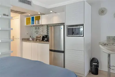 Image de Beautiful studio on collins on sinny isles beachfront