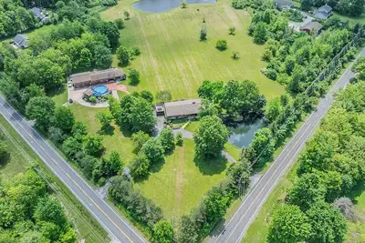 Image de Spacious 5-bedroom lodge on 35 acre property in Leroy with pool, pond, WiFi, Ac