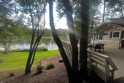 Image de Lakehouse 2-bedroom with dock and outdoor dining in Tamassee