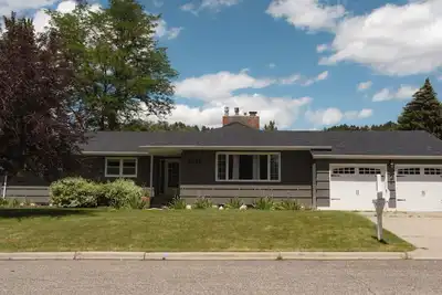 Image de Spacious 5-bedroom Home with Backyard & Work Spaces