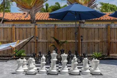 Image de Parrot Paradise Retreat Pool Giant Chess