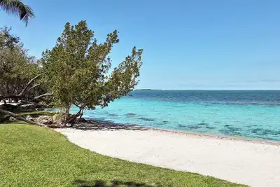 Image de Buttonwood Bay. Luxurious, Tropical Modern Single-Level Lifestyle. Sleeps Six.