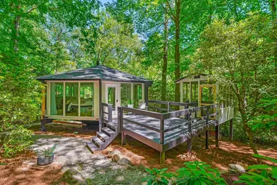 Image de Stunning Turnip Patch Cabin - Huge Deck with Polly Furniture and Hot Tub