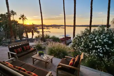 Image de New Listing The 9 Palms River House is where the Old West meets Lake House charm