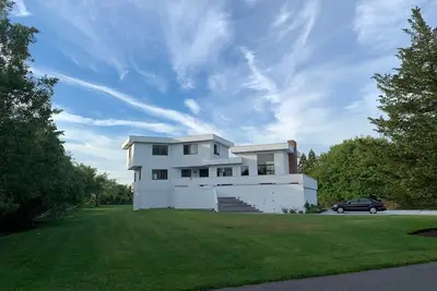 Image de Luxury Westhampton Beach Heated Pool Home with Hot Tub and Tennis Court