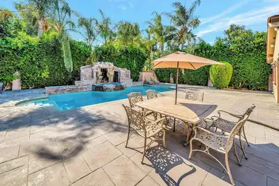 Image de Elegant 4br Home w/ Waterfall Pool, Spa & Fire Pit
