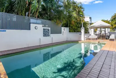 Image de fully renovated ground floor 2 bedroom apartment