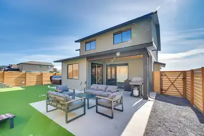 Image de Hot Tub & Water Views: High-End Vantage Retreat