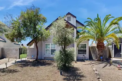 Bright home w/ large yard, sparkling pool, firepit & grill - plus work desk