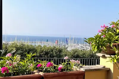 Image de Beautiful 1 bed apartment, sleep 4, 3 min to beach on foot, garage A/C and lift.