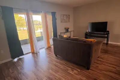 Image de Charming & Peaceful 3-Bedroom Townhome with Lakeview & Amenities