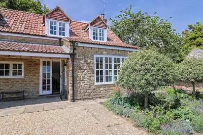 Image de Tithe Barn Cottage, pet friendly, with open fire in Burton Bradstock