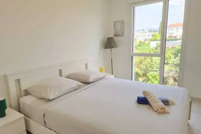 Image de Modern, Brand-New Apartment with Ac & Rooftop Pool – Walk to Beach & Port