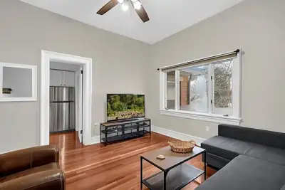 Image de Walkable Short North Retreat | King Bed + CrossFit