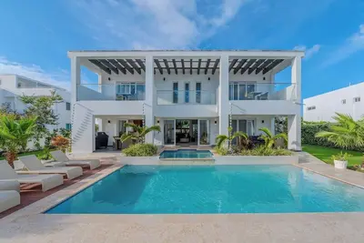 Image de Palm Villa 4br Luxe pool retreat