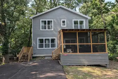 Image de Brand New Spacious 7-bedroom Michiana Shores Beach House in the woods!
