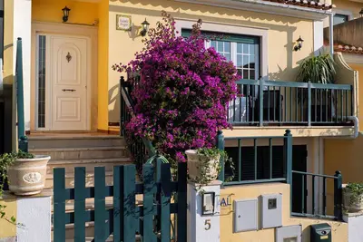 Image de Villa Magno, a spacious sunlit retreat in Portugal’s beloved surf town.