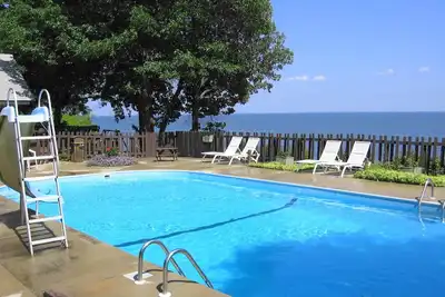 Image de August 9-16  Charming 2-Brm resort cabin- Heated Pool, Beach, Lake Toys &Fishing