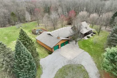 Image de Secluded 3000 Sq Ft Log Cabin Retreat with Modern Comforts & Screne Nature views