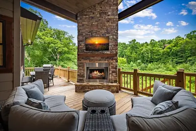 Image de A Touch of Whimsy - Pet Friendly | Close to Town | Hot Tub | Large Game Rooom | Gated Community
