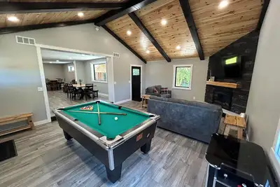 Image de New • Modern Escape • Arcade Games, Pool Table, Outdoor Bar, Fire Pit & More!