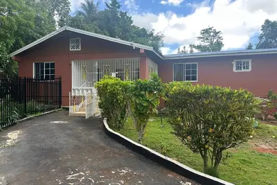 Image de Relaxed Comfort in the Heart of Brown’s Town in a lovely 3-bdrm bungalow w/ WiFi
