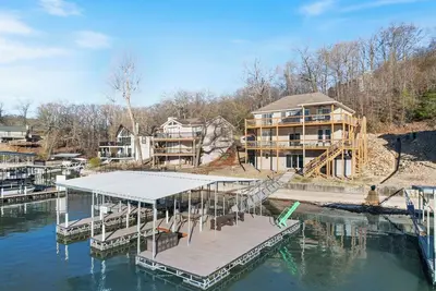 Image de Spacious Lakefront Getaway w/ Large Private Dock & Decks on Mm10!