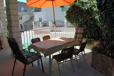 Image de Appartement de trois chambres avec la terrasse et la vue sur le mer Makarska (A-24464-a)
