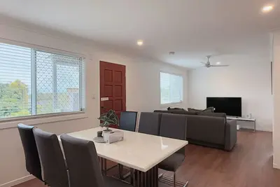 Image de Family Haven in Sunnybank | 2br 2Bath/3 Beds