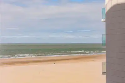 Image de Light-filled apartment with lateral sea view