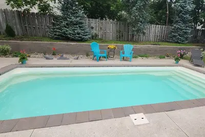 Image de Secret Oasis Hidden in Brockville's City Centre-Inground pool and Hot tub