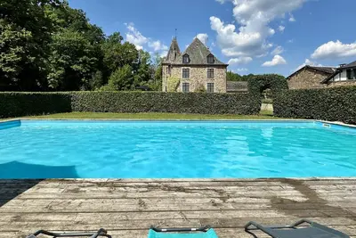 Image de Luxueux château avec piscine, billard et sauna