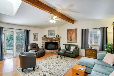 Image de ~ 3 Mi to Dtwn & Chico State: NorCal Escape!