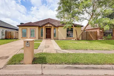 Image de 4 Mi to Dtwn Brownsville: Family Home w/ Yard!