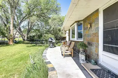 Image de Walk to Main St: Carbondale Apt w/ Shared Patio