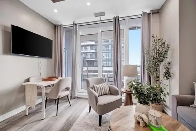 Image de City Views & Private Balcony | Gym, Pool & More!