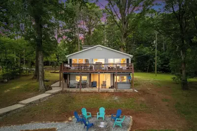 Image de Lake Days by AvantStay | Hot Tub + Firepit + Game Room & Private Dock Access